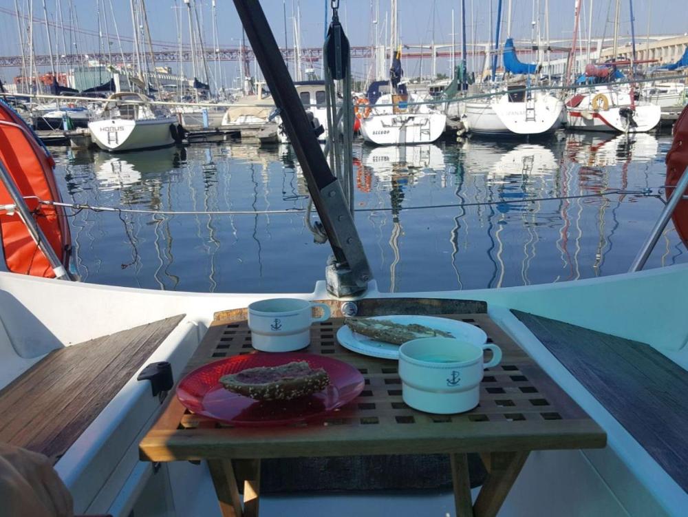 Holidays in a sailboat with a free sunset tour