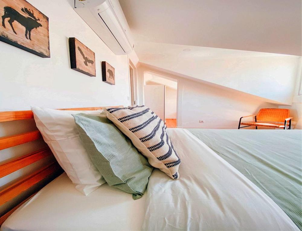 A closer look at Rooftop Access Penthouse In Downtown