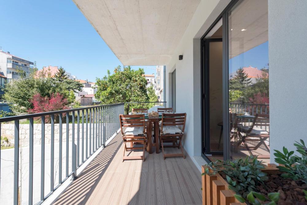LovelyStay - Downtown Balcony Apartment with Free Parking