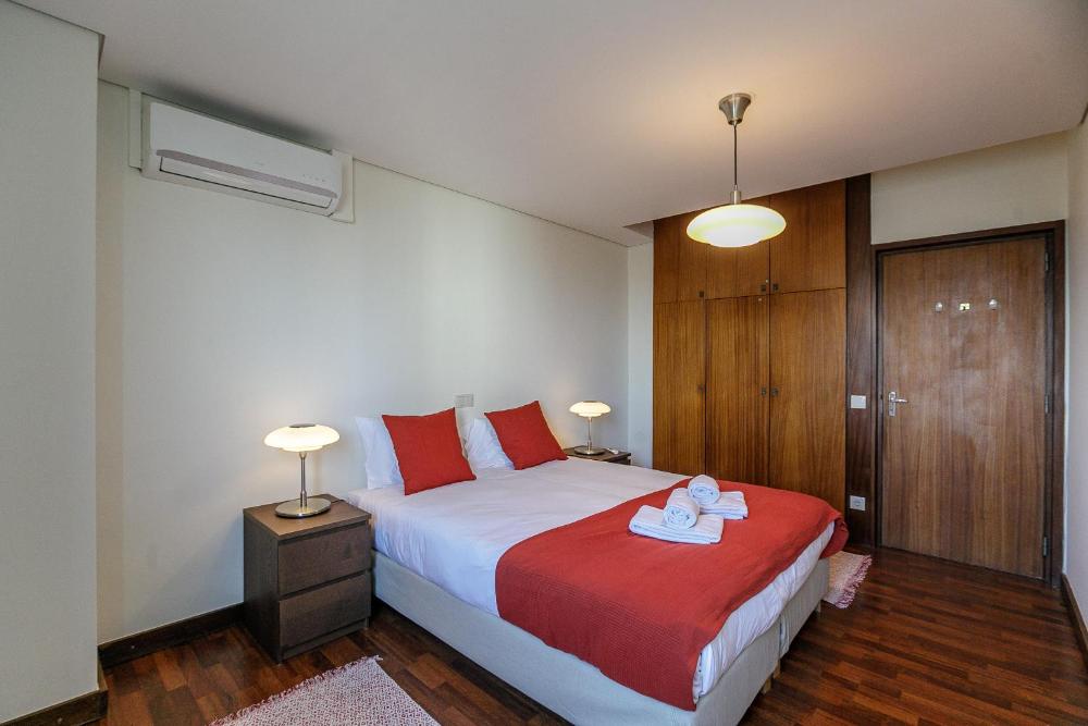 LovelyStay - Spacious 3BR Flat with AC and Balcony