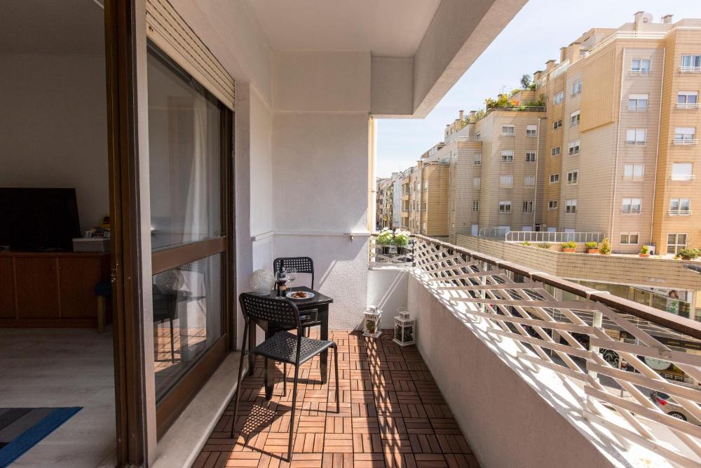 Metro Lapa House with sunny balcony and A/C